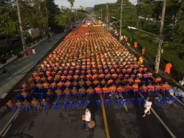 The packed roadway in Phuket City as 1000 monks gather