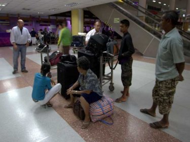 Phuket airport on Saturday: long wait for travellers