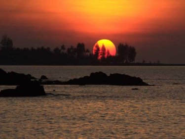 A stunning Khao Lak sunset: nature and luxury at affordable prices
