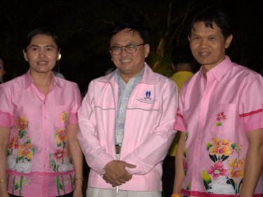 Governor Preecha (right) and his wife, Piyatida, celebrate in pink with OrBorJor President Paiboon