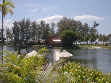 A Sheraton Grande restaurant, between the lagoon and the beach