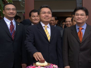 Deputy PM Korbsak Sabhavasu flanked by Malaysian and Thai education ministers, with the Phuket Governor directly behind