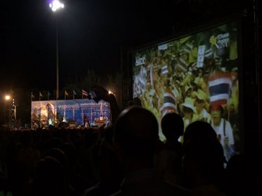 Phuket PAD fans had their choice: big screen, live on stage, or both
