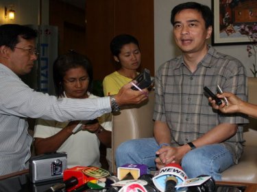 In jeans and a holiday mood, PM Abhisit Vejjjajiva on Phuket