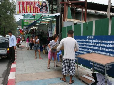Beach road in Patong: the gun battle took place behind the green fencing