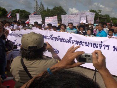 Phuket's governor and his wife get behind a banner and a new road