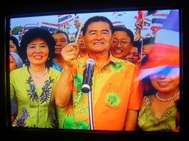 Phuket Governor Wichai Praisa-ngob and his wife lead the chorus of 10,000