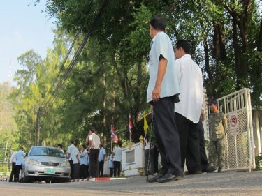 The first limos and taxis arrive to blockade Phuket's administration today
