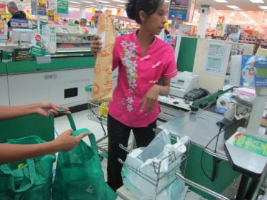 Look, no plastic! Our favorite Phuket Tesco-Lotus checkout person in action