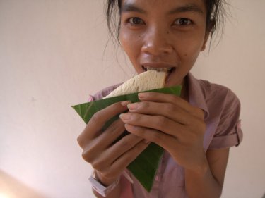 With a sandwich wrapped in traditional banana leaf, the leftovers are organic