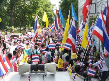Phuket protesters ask the island's governor to send a letter of support to the PM