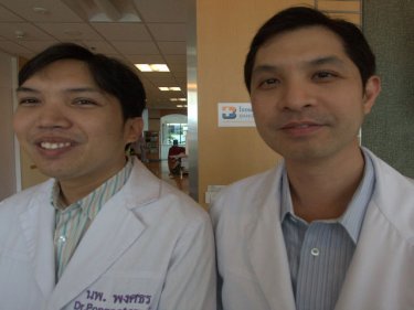 Dr Pongsatorn Sanguanchua (left) and Dr Piyapas Pichaichanarong