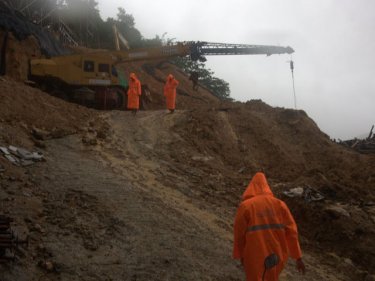 Patong's deputy mayor inspects the landslip death site this afternoon