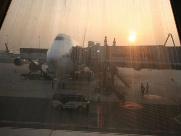 Bangkok airport's dirty windows give way to a drugs problem