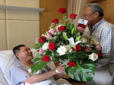Deputy PM Suthep gives flowers to Phuket Police Chief Pekad Tantipong