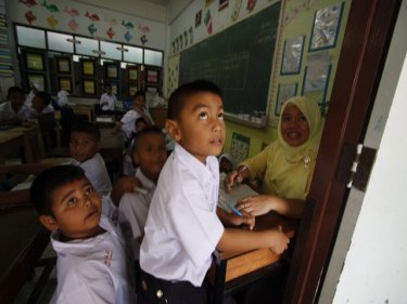 Some Phuket children stay in the classroom as others collect prizes