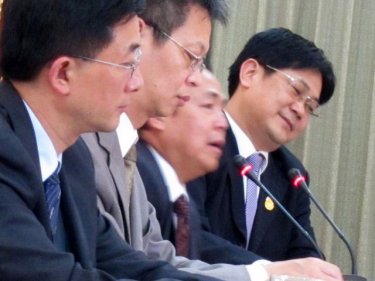 Yuan Shan (right) with Pan-China delegates on Phuket for talks