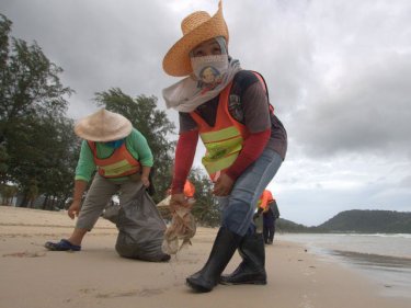 Cleaning up on Patong beach: the quality of the water also needs attention