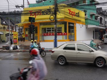 A corner site in Phuket City emerges as a supermarket sub-branch today