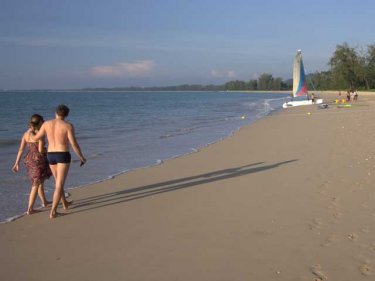 Khao Lak beach in high season: rescuers reached the tourist, but too late