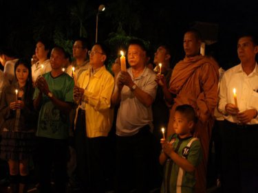 A monk leads officials and supporters in silent prayers for a Phuket star