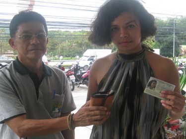 Hebeca Lexamora with taxi driver Somphoch Tongwattana