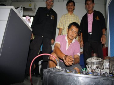 Confessed battery thief Sanhanut Srimueang at Chalong police station