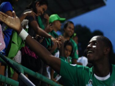 Diarra the two-goal hero greets Phuket fans after tonight's telling victory