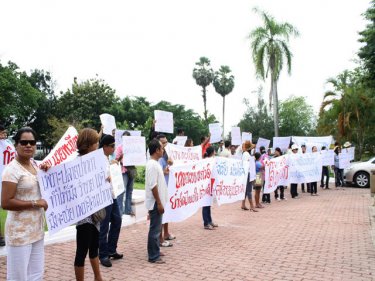 Phuket guides stage a public protest over Russian tour groups
