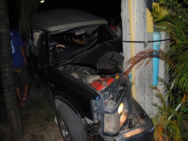 The local bus suffered a heavy impact on the pole on Phuket