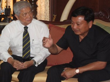A Taiwan Seaspire representative with Phuket Governor Tri Augkaradacha