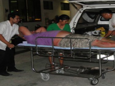 A Swedish tourist was struck on the heel while walking along Patong's beach road on Thursday night by a vehicle that failed to stop. The man was treated at Patong Hospital and allowed to leave.