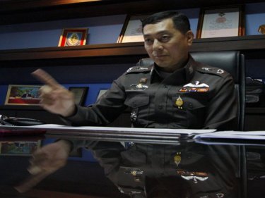 Phuket Police Commander Pekad Tantipong intervenes in taxi dispute