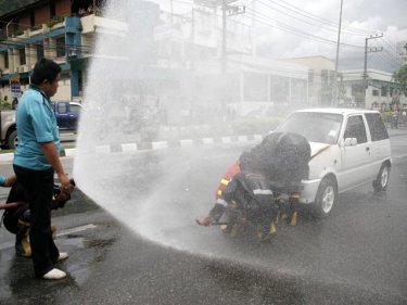 Thar she blows: Phuket firemen deal with a wayward Mira in traffic