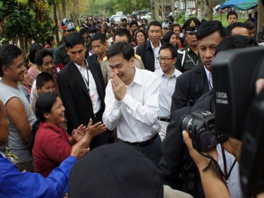 PM Abhisit Vejjajiva greets villagers who evacuated in Krabi