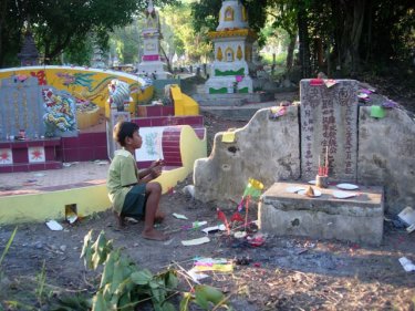Phuket people of Chinese descent are completing cleaning and ceremonies at Phuket cemeteries in readiness for New Year