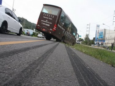 Phuket Resort Bus Crashes, Man Seriously Hurt