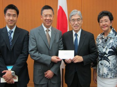 Narong Pattamasaevi, owner of Trisara and founder of
the Niyom Pattamasaevi Foundation, delivers a 300,000 baht aid cheque to Seiji Kojima, Japan's Ambassador to Thailand. The donation comprises the proceeds from a piano concert at Trisara on April 30 and a matching donation from the Niyom Pattamasaevi Foundation