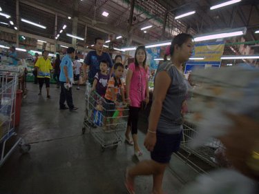 Shopping in the SuperCheap shed: now for the Phuket spread