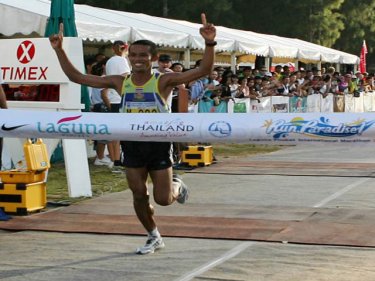 The 2010 finish to the Laguna marathon: 5000 will run and walk in 2011