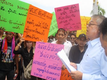 Phuket protestors greet officials at Provincial Hall on Wednesday