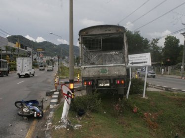 How the truck mounted the media strip in Phuket's Bypass Road