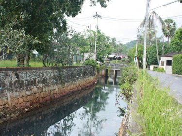 The Bang Tao canal into which untreated water from the Dalar flows