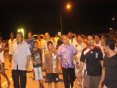 Crowd of protesters and negotiators after the fatal Phuket crash