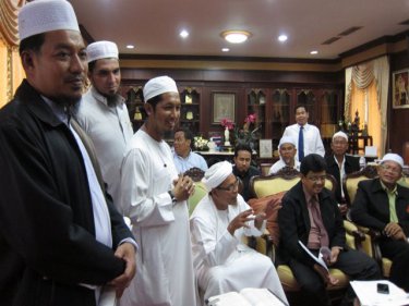 Members of Phuket's Muslim community meet the governor