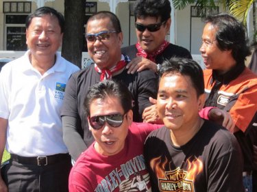 Governor Tri (left) with Phuket bikers at Provinical Hall yesterday