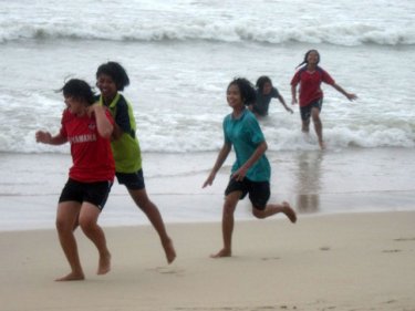 Phuket's alternative games begin as visitors enjoy Patong beach yesterday