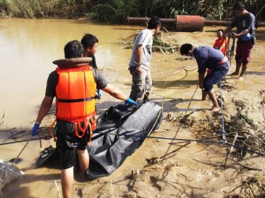 The body of the drowned tourist is removed from the river