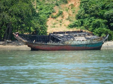 Scendendo: il relitto che è destinato ad essere affondato al largo di Phuket