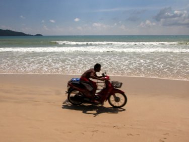 A metà pomeriggio percorrono Patong beach - su una moto di ieri